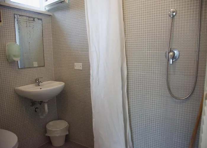 Sunflower Student & Bar ホステル *