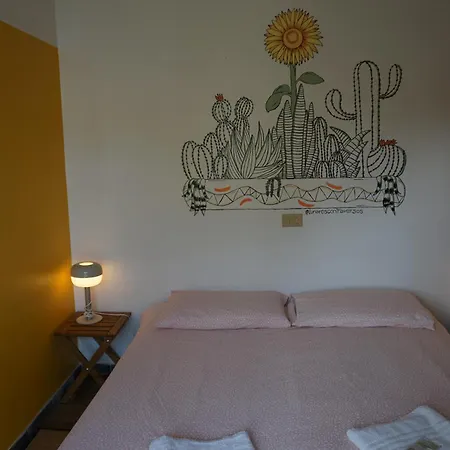 Albergue Sunflower Student & Bar *