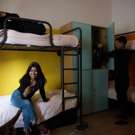 Albergue Sunflower Student & Bar