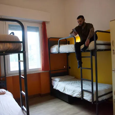 Albergue Sunflower Student & Bar