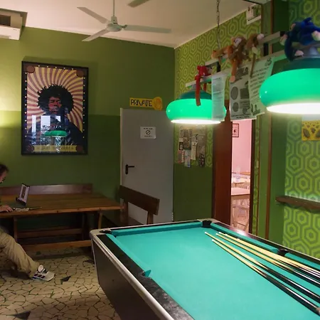 Albergue Sunflower Student & Bar *