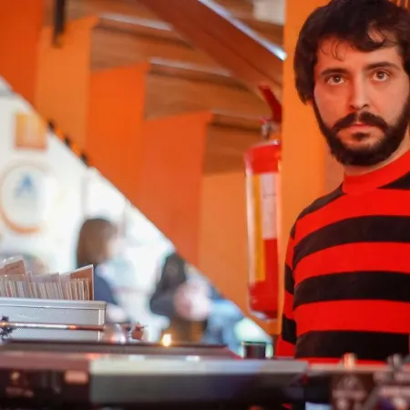 Sunflower Student & Bar אכסניה